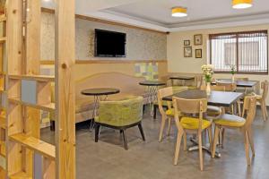 TV a/nebo společenská místnost v ubytování Ramada by Wyndham Staten Island