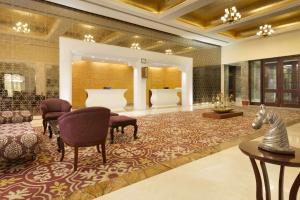 Posezení v ubytování Ramada by Wyndham Udaipur Resort and Spa