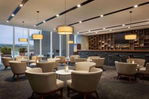 Khu vực lounge/bar tại Ramada Plaza by Wyndham Istanbul Asia Airport