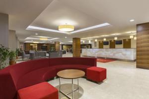 הלובי או אזור הקבלה ב-Ramada Resort by Wyndham Akbuk - All Inclusive