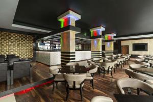 Ramada by Wyndham Alleppey餐厅或其他用餐的地方