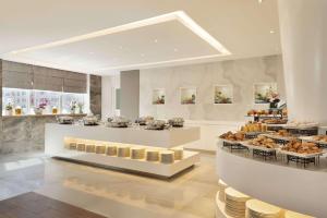 una panadería con muchos tipos diferentes de alimentos expuestos en Ramada Abu Dhabi Corniche, en Abu Dabi
