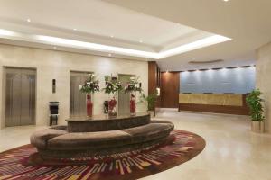 un vestíbulo con una fuente en medio de un edificio en Ramada Abu Dhabi Corniche, en Abu Dabi 37 fotos más
