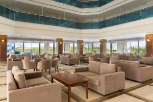 A seating area at Ramada Resort Side