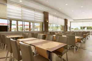 A restaurant or other place to eat at Ramada Resort Side