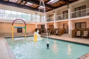 een zwembad met een glijbaan in een gebouw bij Ramada by Wyndham Plymouth Hotel & Conference Center in Plymouth