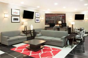 Zona d'estar a Ramada Plaza by Wyndham Chicago North Shore