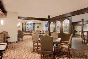 A restaurant or other place to eat at Ramada by Wyndham Pinewood Park Resort North Bay