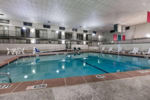 Bazén v ubytování Ramada by Wyndham Odessa Near University of Texas Permian nebo v jeho okolí