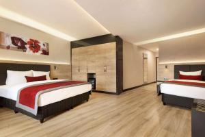 Postel nebo postele na pokoji v ubytování Ramada Encore by Wyndham Gebze