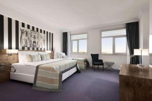 Postel nebo postele na pokoji v ubytování Ramada Hotel by Wyndham Edirne