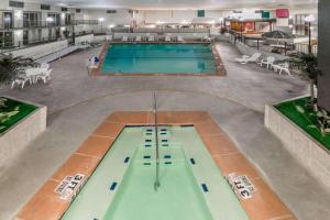 Bazén v ubytování Ramada by Wyndham Odessa Near University of Texas Permian nebo v jeho okolí