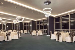 Restaurace v ubytování Ramada Hotel by Wyndham Edirne + 37 fotografií