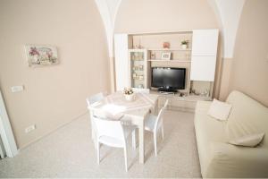 モットラにあるLa dimora di Mariaの白いリビングルーム(白いテーブル、椅子付)