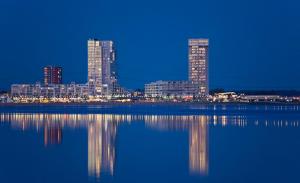 Zevenhuizen的住宿－De Strandgaper，夜晚从水面上欣赏城市美景