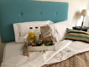 Una cama con una caja de bebidas y bolsas. en Dunas Sur, en Villa Gesell 18 fotos más