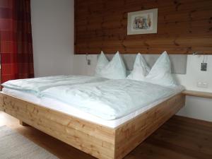 En eller flere senge i et værelse på Gästehaus Hubertus