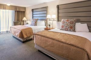 Postel nebo postele na pokoji v ubytování Westmark Anchorage Hotel