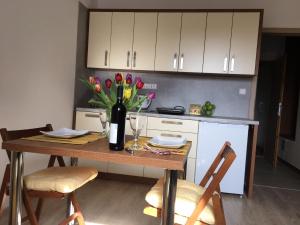 een keuken met een tafel met een vaas met bloemen erop bij Apartmán Dlouhé stráně in Loučná nad Desnou