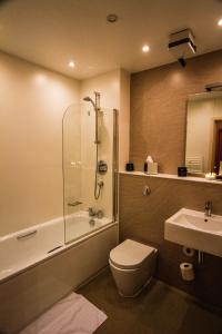 Bathroom sa Malvina House Hotel