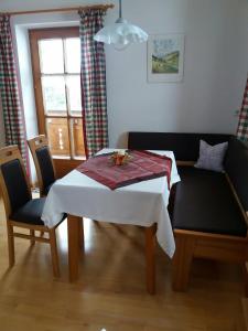uma sala de jantar com uma mesa e uma mesa e cadeiras em Ferienwohnung Löffelberger em Hallein