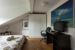 Televízia a/alebo spoločenská miestnosť v ubytovaní Rent0nline Brwinow Rooms