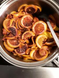 a pot of blood oranges with a knife in it at Locanda La Pieve in Semproniano