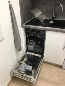 una lavastoviglie a pianta aperta in una cucina accanto a un lavandino di Lovely Studio Cannes a Cannes Altre 16 foto