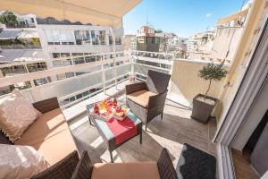 - un balcon avec des chaises et un foyer extérieur dans un bâtiment dans l'établissement Athenz Downtown Studio, à Athènes