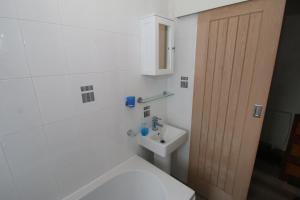ein weißes Badezimmer mit Toilette und Waschbecken in der Unterkunft Beadnell Cottage in Beadnell + 18 Fotos