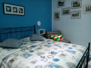 ナポリにあるSan Nicola Apartment Bluの青い壁のベッドルーム1室