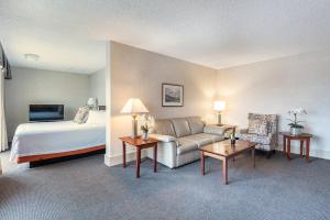 Postel nebo postele na pokoji v ubytování Westmark Anchorage Hotel