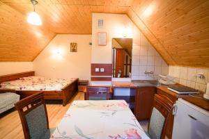 a room with a kitchen and a bedroom with a bed at Agroturystyka Źródełko in Święta Katarzyna