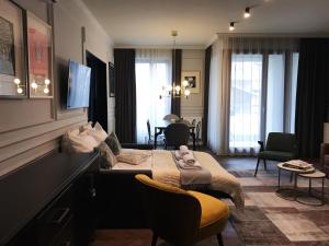 クラクフにあるHarmonica Apartment by LoftAffairのベッド、テーブル、椅子が備わるホテルルームです。
