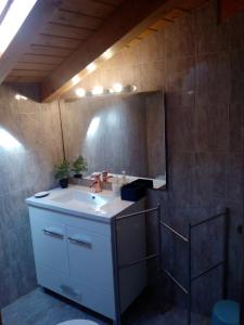 un baño con lavabo y espejo en Retiro da Madalena, en Crato