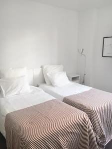 コミージャスにあるCentrico Y Acogedorのベッド2台が隣同士に設置された部屋です。