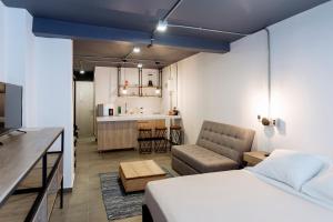 una camera con letto e divano e una cucina di Soy Local Provenza a Medellín