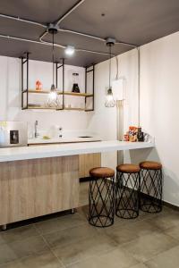 una cucina con bancone e due sgabelli di Soy Local Provenza a Medellín Altre 37 foto