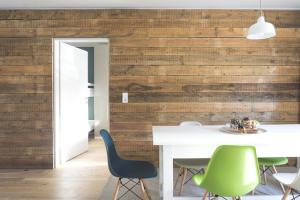 uma sala de jantar com uma mesa branca e cadeiras verdes em KUKU Urban & Family Appartement em Dresden