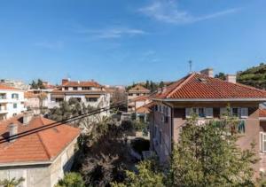 uma vista geral de uma cidade com casas em Oko em Split