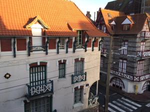 ル・テュケ・パリ・プラージュにあるPlein Ciel Appartementのオレンジ色の屋根の建物の上面