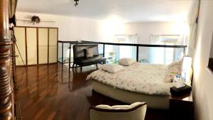 ボローニャにあるPalazzo Bernacchi Open Spaceのベッドルーム1室(ベッド1台、デスク、椅子付)