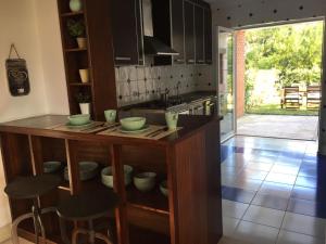 プライア・デ・ミラにあるVilla Coloane - Family Vacation Houseのキッチン(食器類付きカウンター付)