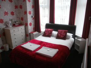Postelja oz. postelje v sobi nastanitve The Withnell Hotel