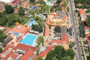 einen Luftblick auf ein Resort mit einem Pool in der Unterkunft Colosseum Hotel in Mórahalom