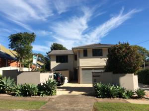 una casa con un'auto parcheggiata in un vialetto di Beachport Bed & Breakfast a Port Macquarie
