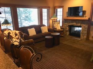 Χώρος καθιστικού στο Boyne Mountain Creekside Condo