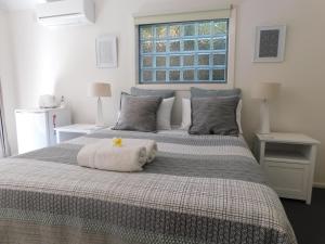Un dormitorio con una cama grande y una ventana en Beachport Bed & Breakfast, en Port Macquarie