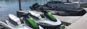 una fila de motocicletas estacionadas en un muelle con un barco en Clear Lake Cottages & Marina, en Clearlake