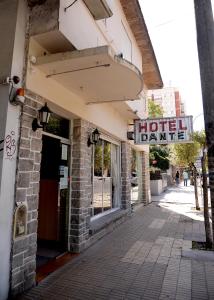マル・デル・プラタにあるHotel DanteのホテルDMGの看板がある建物